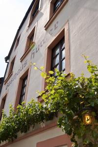 un edificio con ventanas laterales en Gasthaus Huwer en Bernkastel-Kues