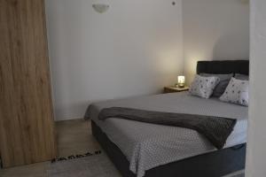 - une chambre avec un lit et une porte en bois dans l'établissement Cherry, à Korčula