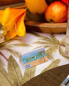 - un pack de savon de bar en bon davis à côté d'un bol de fruits dans l'établissement Beach Eco Stays Hotel Boutique Lagoinha, à Paraipaba 84 autres photos