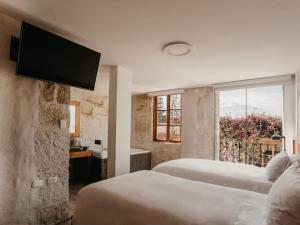Postel nebo postele na pokoji v ubytování La Hostería Boutique Hotel + 37 fotografií