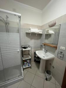 een badkamer met een wastafel en een douchecabine bij CASAVACANZA - Marina in San Salvo