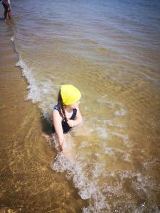 una ragazza che gioca in acqua in spiaggia di CASA GINEVRA a Silvi Marina
