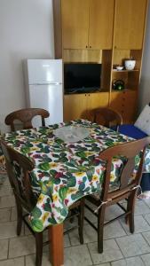 uma cozinha com uma mesa com uma toalha de mesa em CASA ZEUSI em Crotone