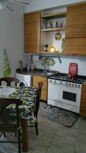 kuchnia z kuchenką, stołem i stołem w obiekcie CASA ZEUSI w mieście Crotone +19 zdjęć