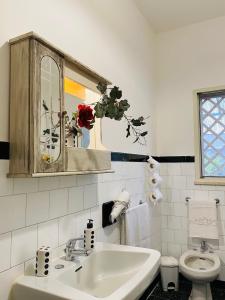 bagno con lavandino e servizi igienici di Casa Vacanza Zia Nunziatina a Copertino