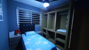 馬塞約的住宿－Bedroom Airport，一间带双层床的卧室和一间蓝色的房间