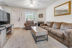 sala de estar con sofá y TV de pantalla plana en Lakeview Condo 941-1, en Garden City