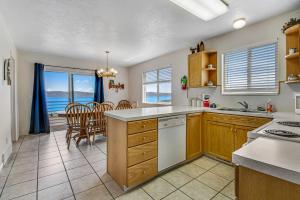 A kitchen or kitchenette at Lakeview Condo 941-1
