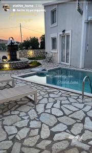 Exanthia的住宿－Stathis Suite，房屋前的游泳池