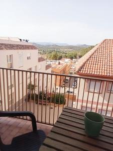 een balkon met een tafel en uitzicht op de stad bij Precioso aptmento en Gilet a pies de la Calderona in Gilet
