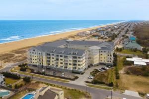 una vista aérea de un hotel y la playa en The Sandbridge Dunes - Salty Mermaid 110, en Virginia Beach
