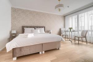 1 dormitorio con 1 cama, mesa y sillas en APARTAMENT STARE MIASTO UL. WIELKA ODRZAŃSKA SZCZECIN, en Szczecin