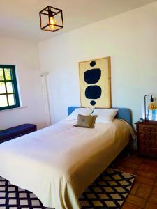ein Schlafzimmer mit einem Bett und einem Laptop darauf in der Unterkunft Magical VILLA CASA KOI in Sao Bras de Alportel in São Brás de Alportel