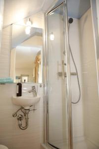 ein Bad mit einem Waschbecken und einer Dusche in der Unterkunft Holiday Home Yan with bay view in Vodice