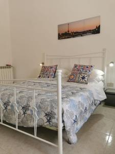 Un dormitorio con una cama grande con almohadas. en Casa BiaBella, en Petrosino