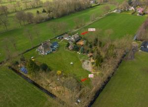 eine Luftaufnahme eines Hauses auf einem Feld in der Unterkunft B&B De Flecht - De Ljip in Nijega