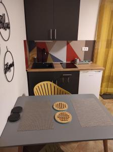 Kuchyň nebo kuchyňský kout v ubytování Apartment and Room Bonefacic