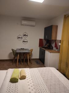 Postel nebo postele na pokoji v ubytování Apartment and Room Bonefacic