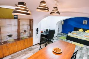 Zimmer mit einem Esstisch und einem Bett in der Unterkunft Design Loft in Timişoara