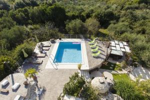 Vue sur la piscine de l'établissement Cipra Apartments ou sur une piscine à proximité
