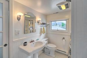 Vannituba majutusasutuses Grasonville Home with Private Pool on the Water