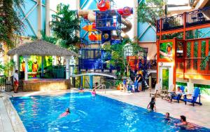 um grupo de pessoas numa piscina num hotel em LHotelQuébec em Quebeque