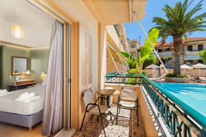 Kolam renang di atau dekat dengan Lefktron Hotel