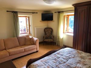 A seating area at Case vacanze Desiree