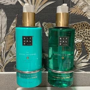 dois frascos verdes de perfume sentados num balcão em Lovely suites Tarifa, estudio a estrenar en el centro y muy cerca de la playa em Tarifa