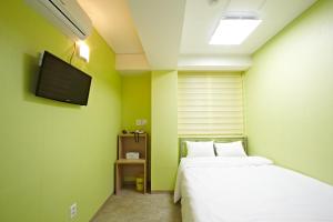 Katil atau katil-katil dalam bilik di Rainbow Hotel Myeongdong