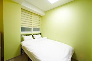 Postel nebo postele na pokoji v ubytování Rainbow Hotel Myeongdong