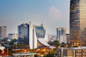 um horizonte da cidade com edifícios altos e um parque de skate em Gran Melia Jakarta em Jacarta