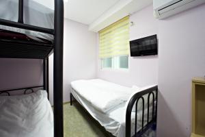 Postel nebo postele na pokoji v ubytování Rainbow Hotel Myeongdong