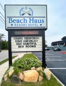 een bord voor een strandhotel op een parkeerplaats bij The Beach Haus - Traverse City in Traverse City