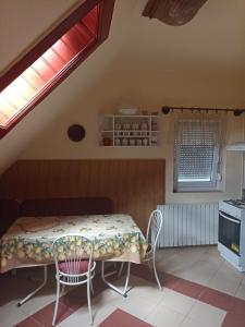 Kuchyňa alebo kuchynka v ubytovaní Ginkgo Apartman