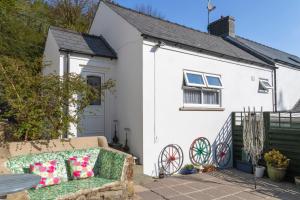 una casa bianca con un divano davanti di Rosebud cottage Romantic cottage for a couple a Fishguard
