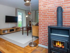 un soggiorno con muro di mattoni e camino di 6 person holiday home in Glesborg a Glesborg