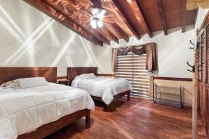 Ένα ή περισσότερα κρεβάτια σε δωμάτιο στο +MS +Casa Tequis +Hermoso Jardín