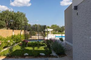 Bazén v ubytování Villa Loni Trogir Marina with pool 55 m2 - 3 e-bike free use nebo v jeho okolí