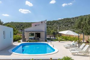 Bazén v ubytování Villa Loni Trogir Marina with pool 55 m2 - 3 e-bike free use nebo v jeho okolí