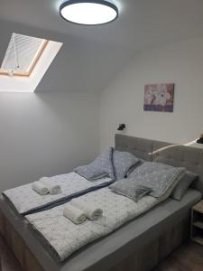 Postel nebo postele na pokoji v ubytování Apartmani Statik SD