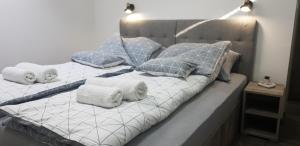Postel nebo postele na pokoji v ubytování Apartmani Statik SD