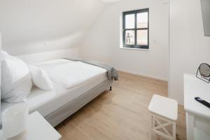 Postel nebo postele na pokoji v ubytování Küsten Suite West seitliche Wasserlage, 1 Balkon, 90qm