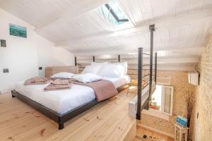 A bed or beds in a room at Art Loft Venetian Well