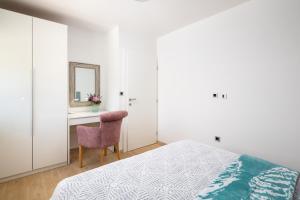Postel nebo postele na pokoji v ubytování Villa Loni Trogir Marina with pool 55 m2 - 3 e-bike free use