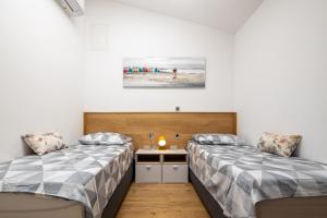 Postel nebo postele na pokoji v ubytování Villa Loni Trogir Marina with pool 55 m2 - 3 e-bike free use