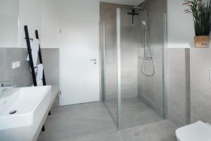 Koupelna v ubytování Küsten Suite West seitliche Wasserlage, 1 Balkon, 90qm + 29 fotografií