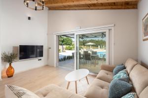 TV a/nebo společenská místnost v ubytování Villa Loni Trogir Marina with pool 55 m2 - 3 e-bike free use