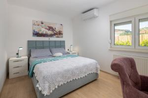 Postel nebo postele na pokoji v ubytování Villa Loni Trogir Marina with pool 55 m2 - 3 e-bike free use