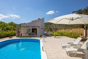 Bazén v ubytování Villa Loni Trogir Marina with pool 55 m2 - 3 e-bike free use nebo v jeho okolí